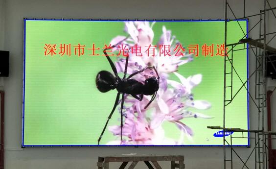 Shantou high school indoor multi-function hall P4 high qingquan screen installation and debugging!